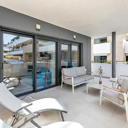 Lovely First Floor Apartment, Heating Pool ! דירה