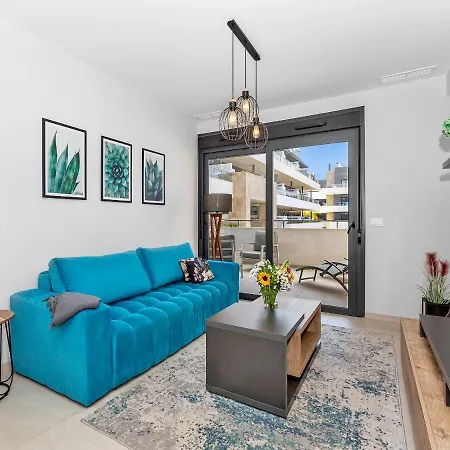 Lovely First Floor Apartment, Heating Pool ! דירה