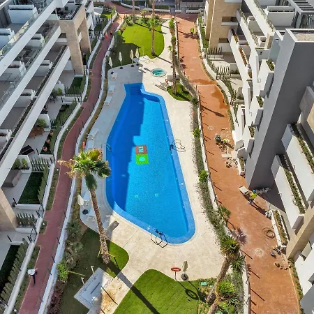 Apartamento Lovely First Floor Apartment, Heating Pool !
