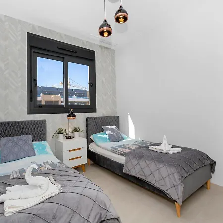 Apartamento Lovely First Floor Apartment, Heating Pool !