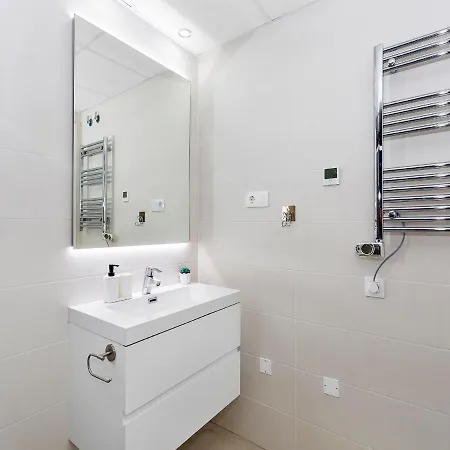 Apartment Lovely First Floor Apartment, Heating Pool ! *