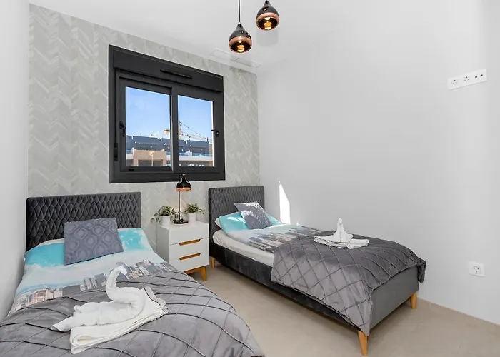 Lejlighed Lovely First Floor Apartment, Heating Pool !