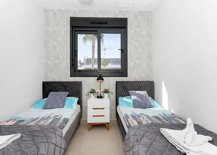 Lovely First Floor Apartment, Heating Pool ! Lejlighed *