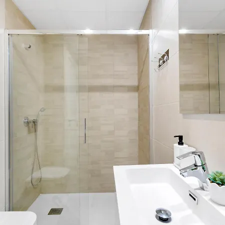 Apartmán Lovely First Floor Apartment, Heating Pool !